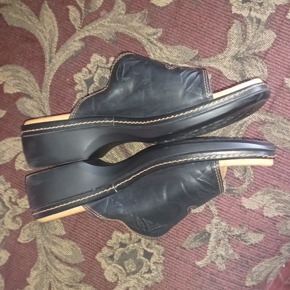 Clarks Black and Tan Slide Sandals, Tooled Leather, 7.5 - Picture 2 of 8